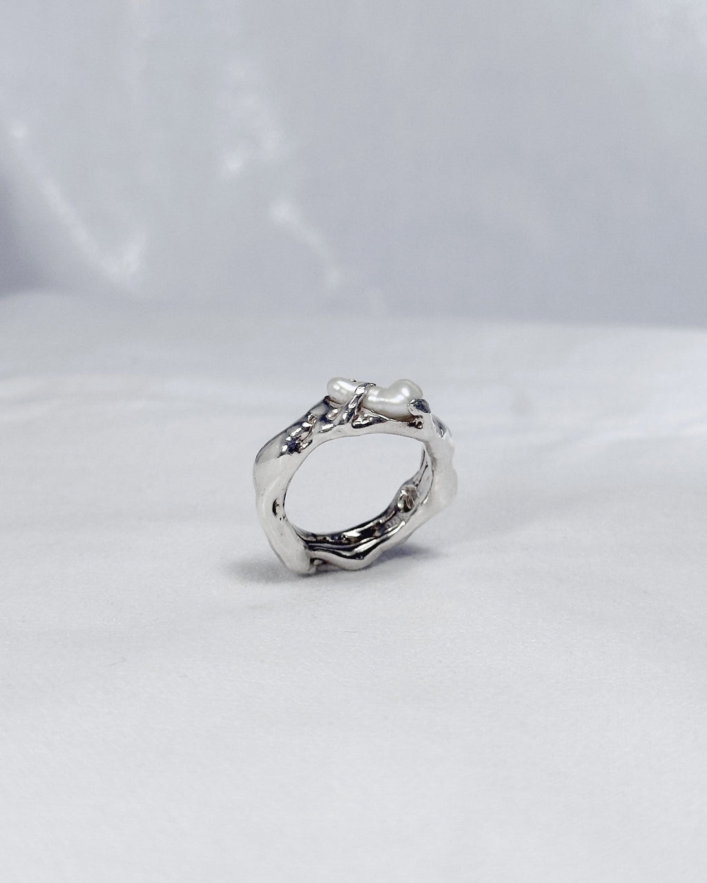 Molten Fluid Pearl Ring